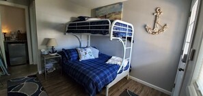 1 bedroom, WiFi, bed sheets - Hunter's Hideaway at Christopher's Dockside (Geneva-on-the-Lake)