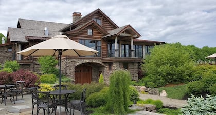 Hunter's Hideaway at Christopher's Dockside