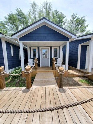 Terrace/patio - Sherri's Shipwreck Shed at Christopher's Dockside (Geneva-on-the-Lake)
