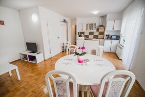 Apartment (One bedroom Apartment 1) | Essbereich im Zimmer