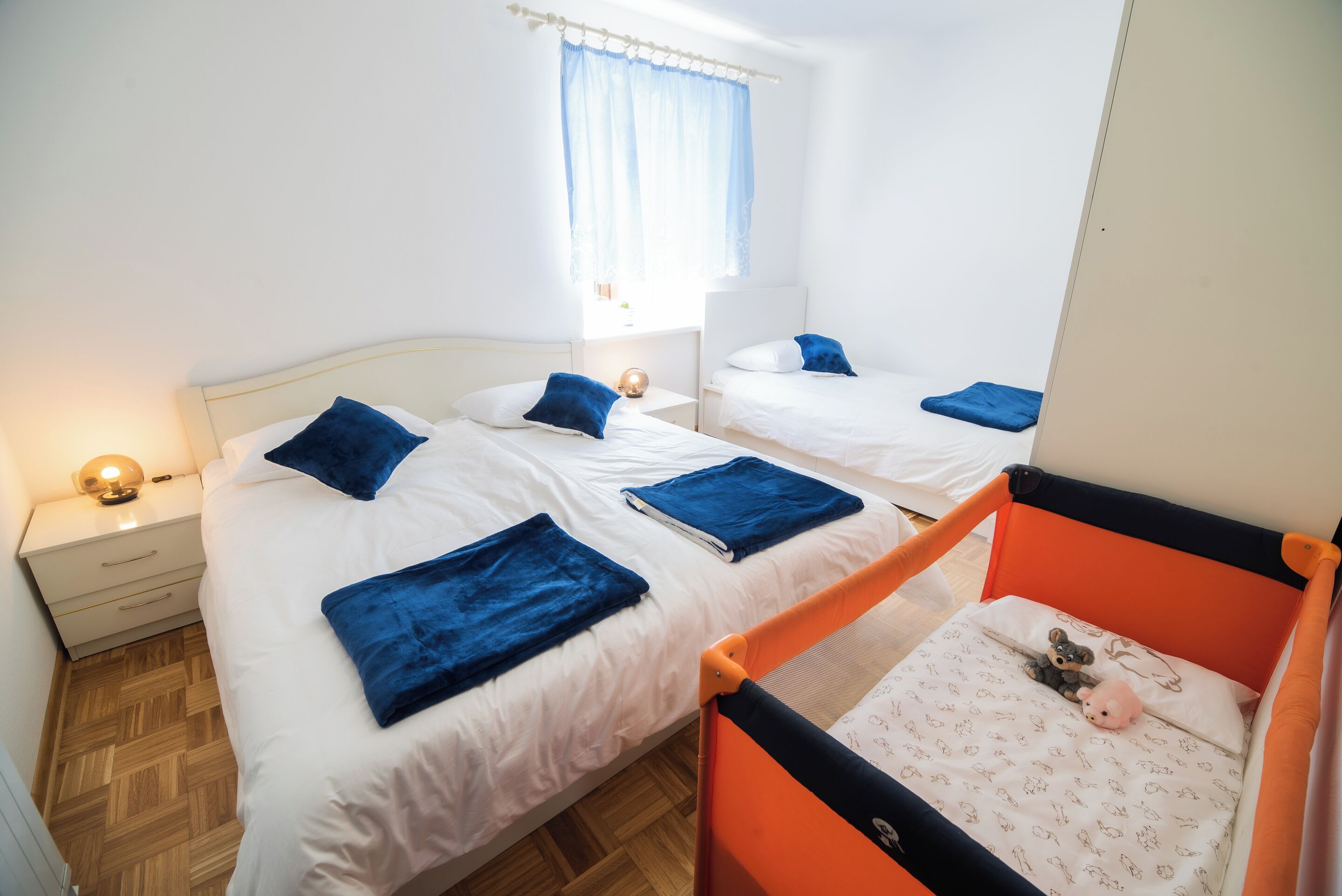 4 habitaciones, muebles diferentes y cunas gratuitas 