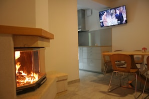 Appartement (Three Bedroom Apartment) | Salle de séjour | Télévision