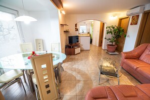 Departamento (Three Bedroom Apartment) | Sala de estar | Televisión y estéreo 