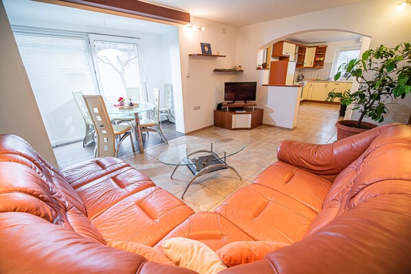 Departamento (Three Bedroom Apartment) | Sala de estar | Televisión y estéreo 