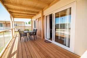 อพาร์ทเมนท์ (Two Bedroom Mobile Home) | ลานระเบียง/นอกชาน