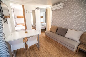 อพาร์ทเมนท์ (Three bedroom mobile home) | ห้องนั่งเล่น | ทีวี