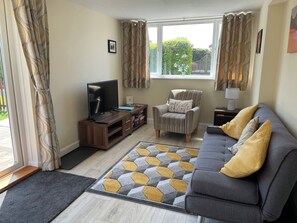 TV - Holiday Let Annex; Self Contained; Sleeps 2; One minute from beach (Nr CHICHESTER)