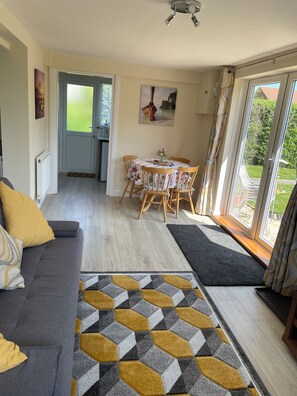 TV - Holiday Let Annex; Self Contained; Sleeps 2; One minute from beach (Nr CHICHESTER)