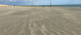 Holiday Let Annex; Self Contained; Sleeps 2; One minute from beach