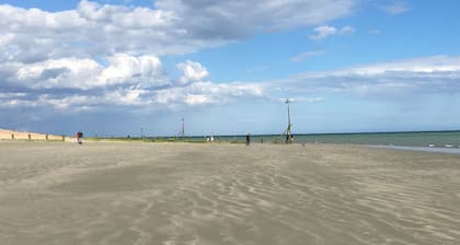 Holiday Let Annex; Self Contained; Sleeps 2; One minute from beach