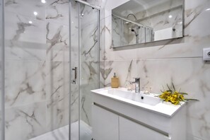 Bathroom - Sun-Splashed Terrace w Seaview, 2 min to Beach, Quarteira (Quarteira)