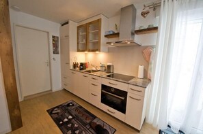 Réfrigérateur, micro-ondes, plaque de cuisson, lave-vaisselle