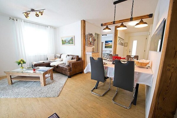 TV - Holiday flat "S'Edelweiss" with mountain view (Sattel)