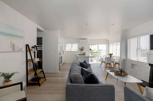TV - Awesome Beach House, stroll to Town and Beach (Mount Maunganui)