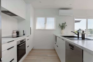 Frigorifero, microonde, forno, piano cottura