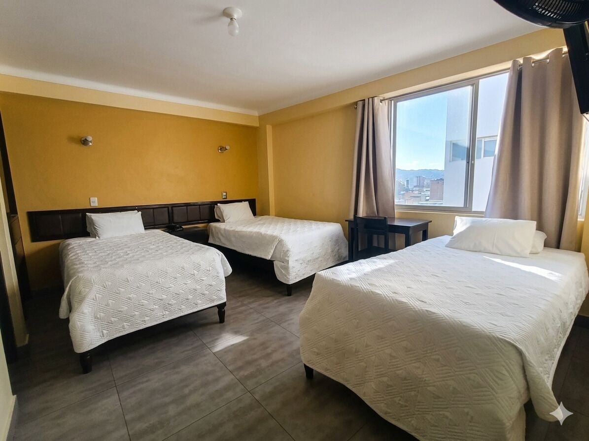 Habitación triple básica | Escritorio, wifi gratis, ropa de cama