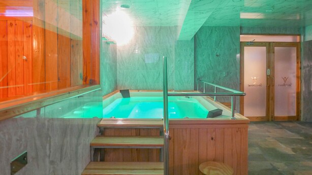 Espace de soins pour les couples, sauna, bain à remous, hammam