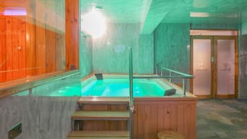 Couples treatment room(s), sauna, hot tub, steam room, hydrotherapy