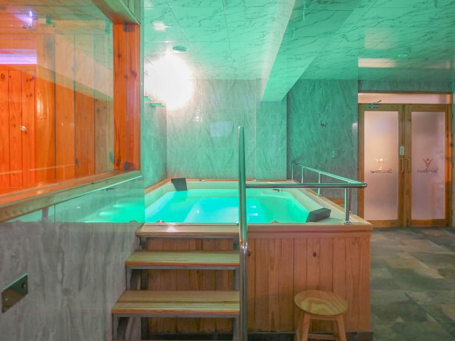 Couples treatment rooms, sauna, hot tub, steam room, hydrotherapy