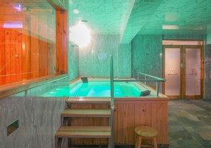 Couples treatment room(s), sauna, hot tub, steam room, hydrotherapy