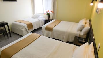Quarto quádruplo conforto | Escrivaninha, Wi-Fi de cortesia, roupa de cama