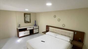 1 habitación, tabla de planchar con plancha, wifi y ropa de cama