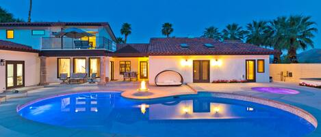 Alberca al aire libre y alberca climatizada