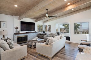 Älytelevisio, takka, videopelejä, pöytäjalkapallopöytä