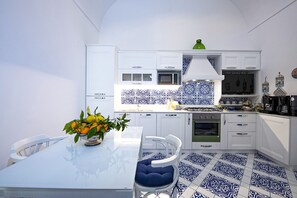 Frigorifero, microonde, forno, lavastoviglie