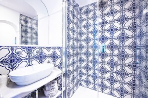 Douche, sèche-cheveux, bidet, serviettes fournies