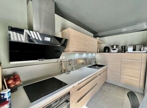 Geladeira, micro-ondas, fogão, cooktop