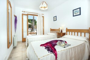 4 chambres, coffres-forts dans les chambres, fer et planche à repasser