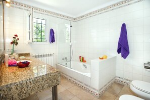 A bathroom with a granite countertop, a bathtub, a shower, and a toilet. - Villa Hortet with 4 bedrooms, central location near the marina (Cala Dor)