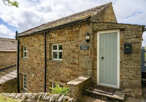 Exterior - Dog friendly cottage, w/ fantastic views, sleeps 3, w/ private terrace & modern electric radiators (Richmond)