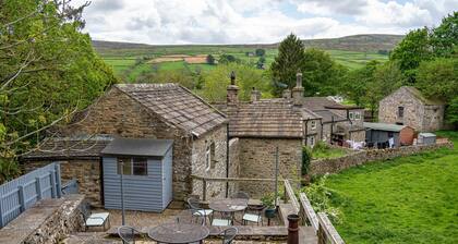 Dog friendly cottage, w/ fantastic views, sleeps 3, w/ private terrace & modern electric radiators