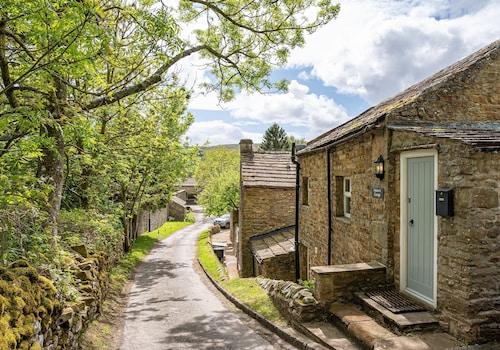 Dog friendly cottage, w/ fantastic views, sleeps 3, w/ private terrace & modern electric radiators