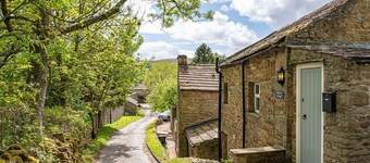 Dog friendly cottage, w/ fantastic views, sleeps 3, w/ private terrace & modern electric radiators