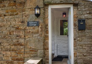 Exterior detail - Dog friendly cottage, w/ fantastic views, sleeps 3, w/ private terrace & modern electric radiators (Richmond)