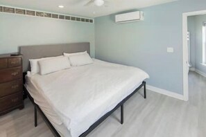 5 bedrooms, desk, iron/ironing board, WiFi - Oceanfront Resort, 1 Block2 Beach304 (Virginia Beach)