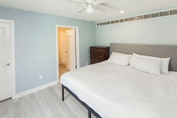 5 bedrooms, desk, iron/ironing board, WiFi - Oceanfront Resort, 1 Block2 Beach304 (Virginia Beach)