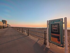Beach - Oceanfront Resort, 1 Block2 Beach304 (Virginia Beach)