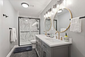 Shower, hair dryer, towels - The Dobbs Beltline - 6 BD/4 BA, Downtown Steps Away (Atlanta)