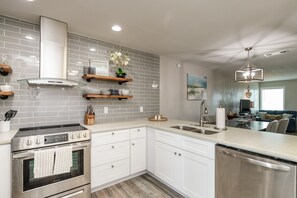 Geladeira, micro-ondas, fogão, cooktop