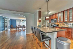 Réfrigérateur, four à micro-ondes, un four, surface de cuisson