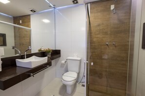 Superior-Suite | Badezimmer | Dusche, Handtücher, Seife, Toilettenpapier
