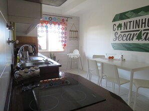 Geladeira, micro-ondas, fogão, cooktop