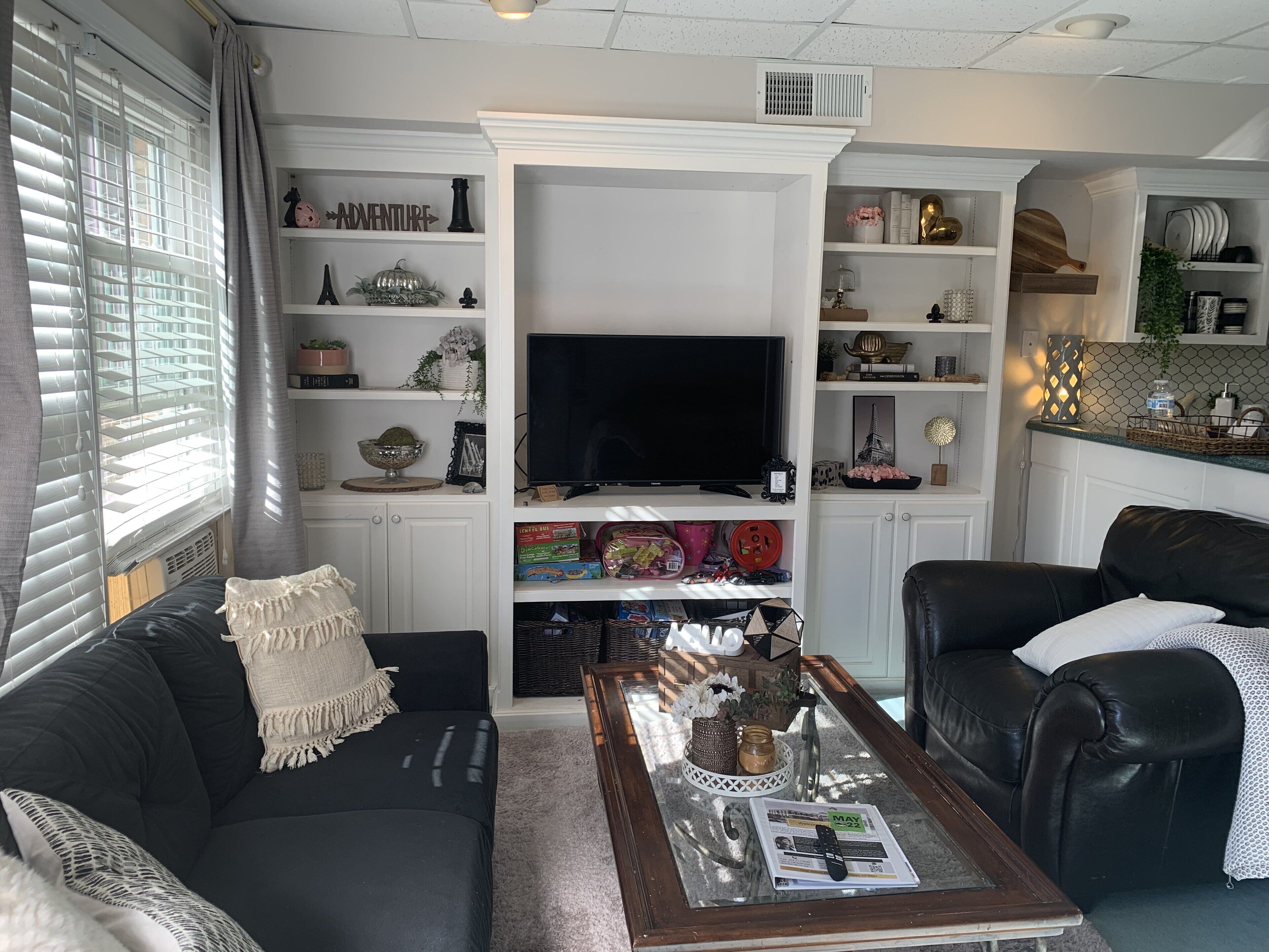 Smart TV, libros y estéreo 