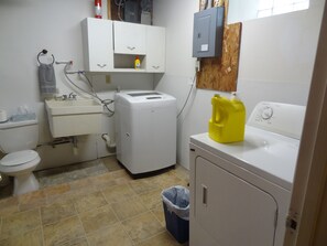 Combined shower/bathtub, hair dryer, towels