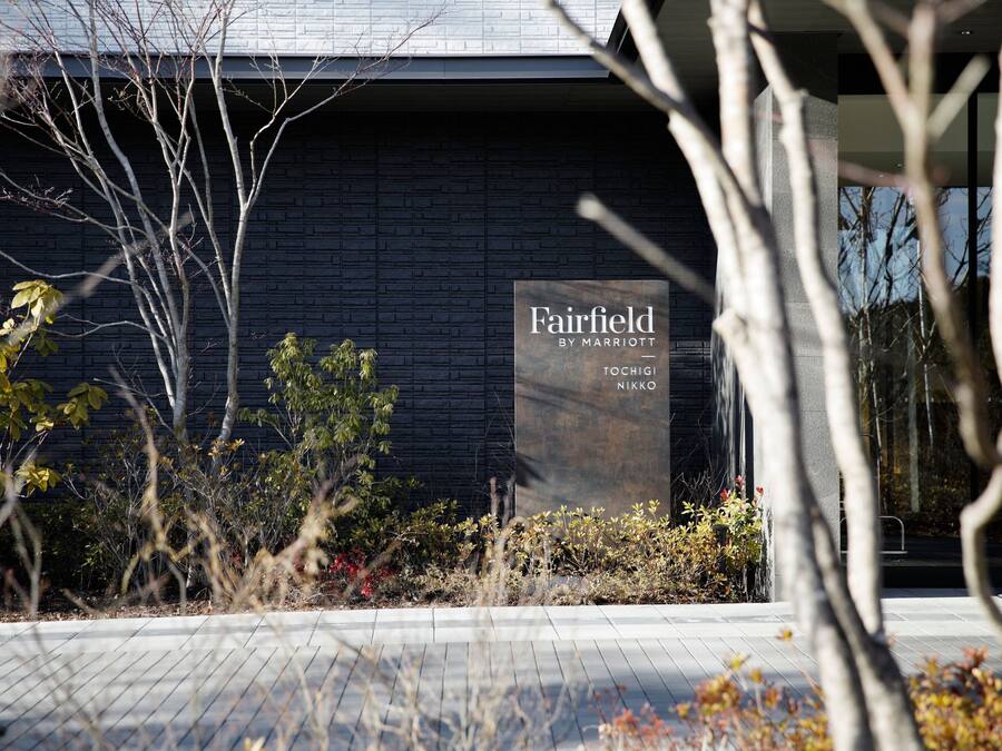 Fachada de un edificio con un letrero que dice "Fairfield by Marriott" y "Tochigi Nikko".