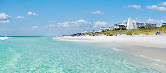 Pet Friendly in Seaside, Renovated & Easy Walk to Beach & Pools + 2 Bikes!
